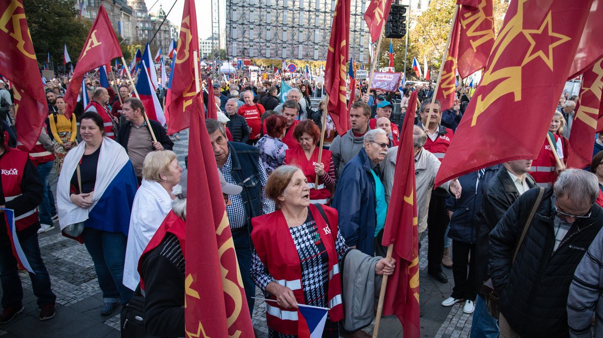 FOTO: Demonstranti ve státní svátek opět zaplnili Václavské náměstí